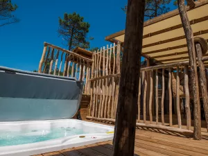 Jacuzzi et terrasse Cottage Duo Suite Premium jacuzzi 8 personnes dans les Landes au camping Le Vieux Port