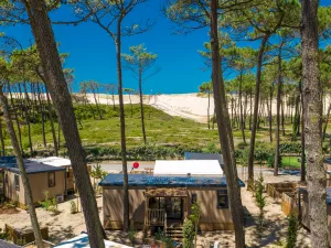 Extérieur et quartier Cottage Duo Suite Premium jacuzzi 8 personnes dans les Landes au camping Le Vieux Port