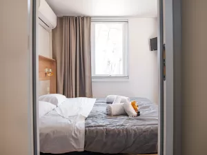 Chambre suite parentale Cottage Duo Suite Premium jacuzzi 8 personnes dans les Landes au camping Le Vieux Port