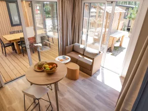 Intérieur suite parentale Cottage Duo Suite Premium jacuzzi 8 personnes dans les Landes au camping Le Vieux Port