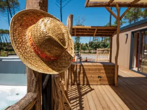 Jacuzzi et terrasse Cottage Duo Suite Premium jacuzzi 8 personnes dans les Landes au camping Le Vieux Port