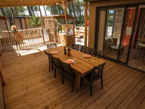 Terrasse et table extérieure Cottage Duo Suite Premium jacuzzi 8 personnes dans les Landes au camping Le Vieux Port