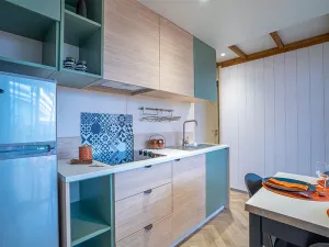 Intérieur cuisine du chalet Premium 6 personnes au camping 5 étoiles Le Vieux Port à Messanges dans les Landes