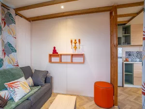 Intérieur salon du chalet Premium 6 personnes au camping 5 étoiles Le Vieux Port à Messanges dans les Landes
