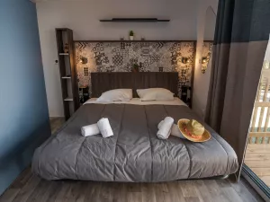 Lodge premium camping 5 étoiles le Vieux Port dans les Landes 