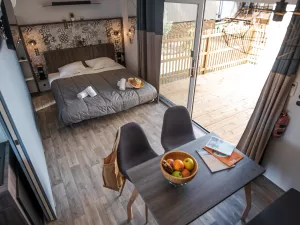 Lodge premium camping 5 étoiles le Vieux Port dans les Landes 
