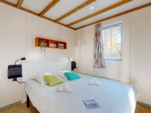 Chambre du chalet Premium 6 personnes au camping 5 étoiles Le Vieux Port à Messanges dans les Landes