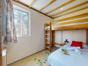Chambre enfant du chalet Premium 6 personnes au camping 5 étoiles Le Vieux Port à Messanges dans les Landes
