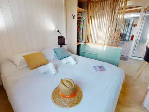 Chambre du module du chalet Premium 6 personnes au camping 5 étoiles Le Vieux Port à Messanges dans les Landes