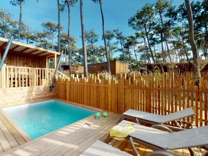 Terrasse chalet Premium vue sur la dune avec piscine privée et plancha au camping 5 étoiles Le Vieux Port à Messanges dans les Landes