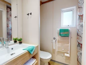 Salle de bain du Chalet premium 6 personnes au camping 5 étoiles Le Vieux Port dans les Landes à Messanges