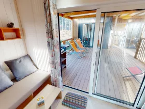 Salon et terrasse du chalet Premium 6 personnes au camping 5 étoiles Le Vieux Port à Messanges dans les Landes