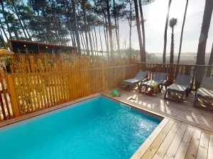 Piscine privée de la terrasse d'un Chalet Premium avec vue sur la dune au camping Le Vieux Port dans les Landes à Messanges