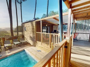 Piscine privée de la terrasse d'un Chalet Premium avec vue sur la dune au camping Le Vieux Port dans les Landes à Messanges