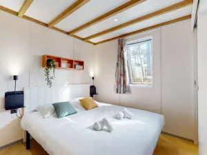 Salle de bain du Chalet premium 4 personnes au camping 5 étoiles Le Vieux Port dans les Landes à Messanges