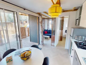 Cuisine du chalet Premium 4 personnes au camping 5 étoiles Le Vieux Port à Messanges dans les Landes