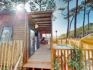 Terrasse chalet Premium 4 personnes au camping 5 étoiles Le Vieux Port à Messanges dans les Landes
