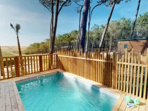 Piscine privée de la terrasse du Chalet Premium avec vue sur la dune au camping Le Vieux Port dans les Landes à Messanges