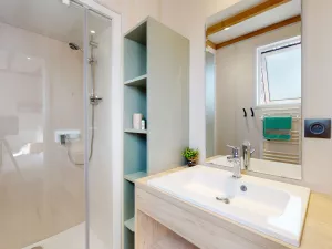 Salle de bain du Chalet premium 4 personnes au camping 5 étoiles Le Vieux Port dans les Landes à Messanges