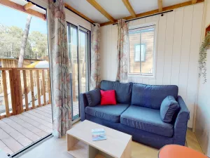 Salon du chalet Premium 4 personnes au camping 5 étoiles Le Vieux Port à Messanges dans les Landes