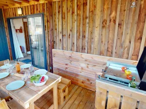 Terrasse chalet Premium 4 personnes au camping 5 étoiles Le Vieux Port à Messanges dans les Landes