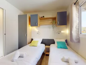 Chambre enfants du Lodge Premium 4 personnes Dune et Jacuzzi au camping 5 étoiles Le Vieux Port à Messanges dans les Landes