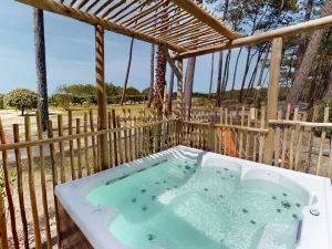 Jacuzzi sur la terrasse du Lodge Premium 4 personnes Dune Jacuzzi 