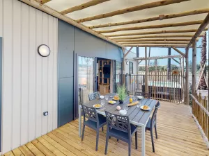 Terrasse du Lodge Premium 4 personnes Dune et Jacuzzi au camping 5 étoiles Le Vieux Port à Messanges dans les Landes