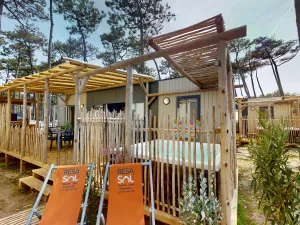 Extérieur du Lodge Premium Dune Jacuzzi 4 personnes modèle Breizh au camping 5 étoiles Le Vieux Port à Messanges dans les Landes