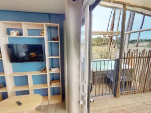 Salon et terrasse du Lodge Premium 4 personnes Dune et Jacuzzi au camping 5 étoiles Le Vieux Port à Messanges dans les Landes
