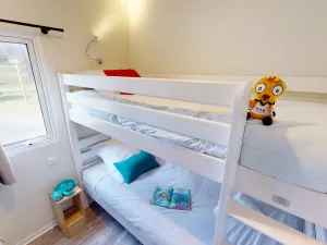 Chambre enfants du Lodge Premium 6 personnes Dune et Jacuzzi au camping 5 étoiles Le Vieux Port à Messanges dans les Landes