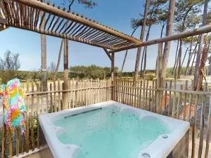 Jacuzzi sur la terrasse du Lodge Premium 6 personnes Dune Jacuzzi 