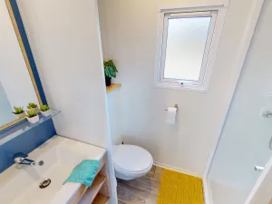 Salle de bain du Lodge Premium 6 personnes Dune et Jacuzzi au camping 5 étoiles Le Vieux Port à Messanges dans les Landes