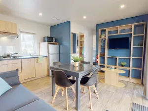 Salon cuisine du Lodge Premium 6 personnes Dune et Jacuzzi au camping 5 étoiles Le Vieux Port à Messanges dans les Landes