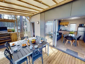 Terrasse du Lodge Premium 6 personnes Dune et Jacuzzi au camping 5 étoiles Le Vieux Port à Messanges dans les Landes