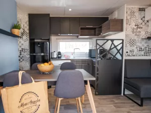 Cottage Suite Premium Jacuzzi 6 pers Otello camping 5 étoiles vieux-port dans Les Landes