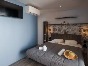 Cottage Suite Premium Jacuzzi 6 pers Otello camping 5 étoiles vieux-port dans Les Landes