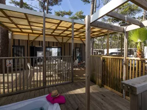Extérieurs Cottage Suite Premium Jacuzzi 6 pers Otello camping 5 étoiles vieux-port dans Les Landes
