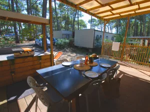 Lodge Premium 6 personnes jacuzzi 5 étoiles dans les Landes au camping Le Vieux Port 