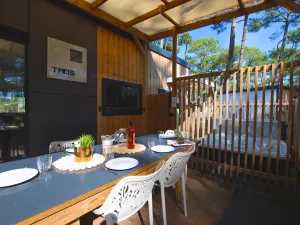 Lodge Premium 6 personnes jacuzzi 5 étoiles dans les Landes au camping Le Vieux Port 