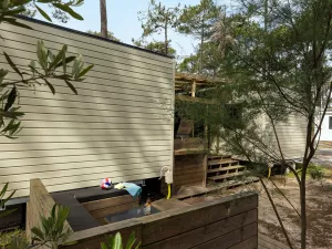 Cottage Duo Premium Jacuzzi 8 pers Breizh avec Resasol pour vos vacances, loisirs et événements. Partir en tourisme au camping Le Vieux Port sur la Côte d'Argent, Côte Sud des Landes et bien d'autres destinations !