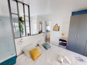 Vue chambre sur le lit dans la lodge Premium Dune Jacuzzi 4 personnes au camping 5 étoiles Le Vieux Port avec Resasol pour vos vacances, loisirs et évenements dans le Sud Ouest de la France département Les Landes