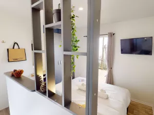 Chambre suite avec salle de bain de la lodge Premium Dune Jacuzzi 4 personnes au camping 5 étoiles Le Vieux Port avec Resasol pour vos vacances, loisirs et évenements à Messanges et Vieux Boucau pour un séjour luxe