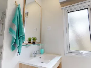 Salles de bain luxe dans la Lodge Premium Dune Jacuzzi 4 personnes au camping 5 étoiles Le Vieux Port avec Resasol pour vos vacances, loisirs et évenements dans le Sud Ouest de la France département Les Landes