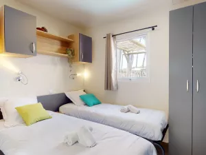Chambre double de la Lodge Premium Dune Jacuzzi 4 personnes au camping 5 étoiles Le Vieux Port avec Resasol pour vos vacances, loisirs et évenements dans le département Les Landes en bord de mer avec accès plage et vue sur la dune