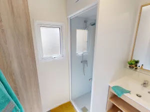 Salles de bain luxe dans la Lodge Premium Dune Jacuzzi 4 personnes au camping 5 étoiles Le Vieux Port avec Resasol pour vos vacances, loisirs et évenements à Messanges et Vieux Boucau en bord de mer dans les Landes