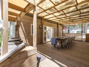 Hébergement Cottage Premium Jacuzzi 10 personnes au camping 5 étoiles Le Vieux Port avec Resasol pour vos vacances, loisirs et évenements dans les Landes à Vieux Boucau Messanges