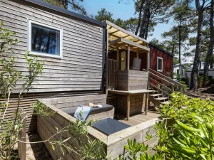 Location Cottage Premium Jacuzzi® 10 personnes au camping 5 étoiles Le Vieux Port avec Resasol pour vos vacances, loisirs et évenements dans le Sud Ouest de la France département Les Landes