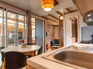 20250710 Chalet Duo Premium Piscine 6-7 personnes (108) Coin Repas Cuisine A