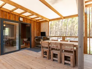 20250710 Chalet Duo Premium Piscine 6-7 personnes (13) Extérieur coin repas 1